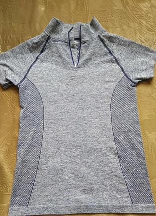 Футболка термо для занять спортом.