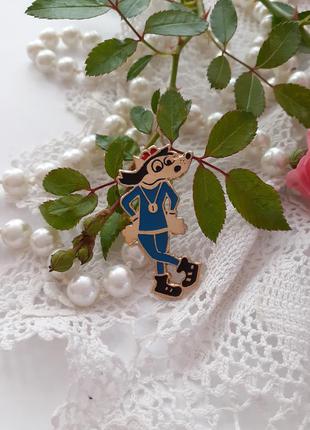 Брошь ссср волк спортсмен ну, погоди анодированный алюминий советский значок винтаж