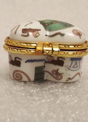 Красивая фарфоровая шкатулочка "нефертити".