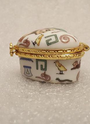 Красивая фарфоровая шкатулочка "нефертити".