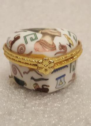 Красивая фарфоровая шкатулочка "нефертити".
