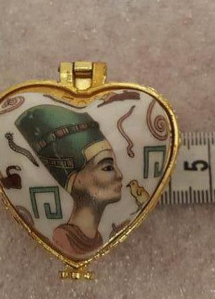 Красивая фарфоровая шкатулочка "нефертити".