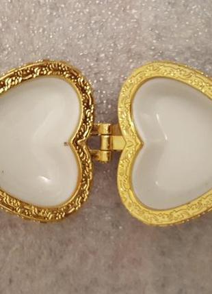 Красивая фарфоровая шкатулочка "нефертити".