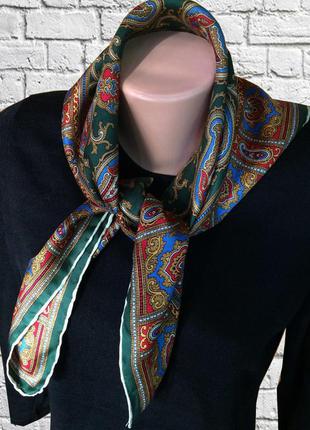 Шовкова хустка (хустку) з орнаментом пейслі .