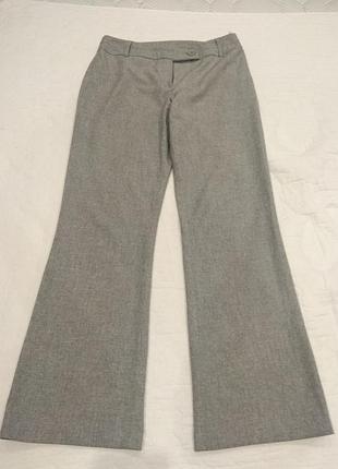 Брюки немного расклешенные к низу