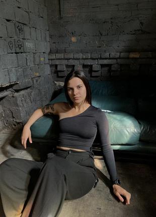 Топ на одне плече з складанням по боках