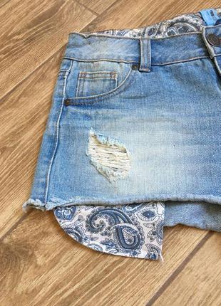 Короткі джинсові шорти з кишенями виступаючими2 фото