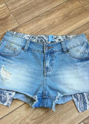 Короткі джинсові шорти з кишенями виступаючими