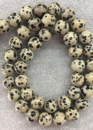 Бусины на нитке натуральный камень яшма далматинец