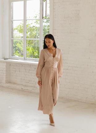 Ніжна бежева сукня з шовку