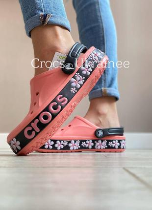 Кораловые сабо  crocs с цветами1 фото