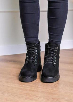Черные женские ботинки замшевые на меху зимние5 фото