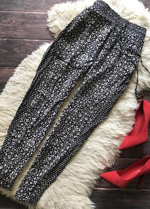 Брюки зауженные в цветочек