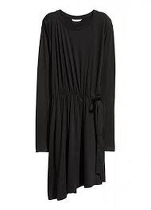 Чёрное ассиметричное платье с вырезом на талии