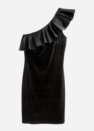 Маленькое чёрное бархатное облегающее платье на одно плечо2 фото