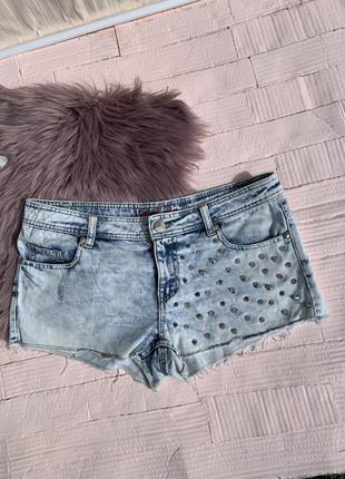 Джинсовые шорты с шипами деним denim короткие шортики голубые светлые джинс