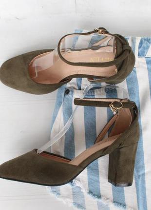 Шикарні туфлі 39 розміру на зручному підборі в кольорі хакі