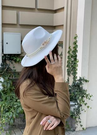 Капелюх федора біла капелюх з ланцюжком