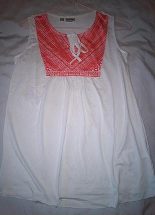 Футболка жіноча з орнаментом.