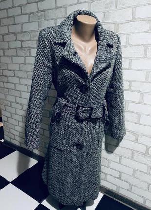 Серое удлиненное женское пальто на пуговичках с ремнём
