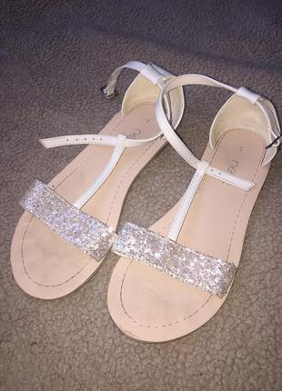 Нарядные босоножки next