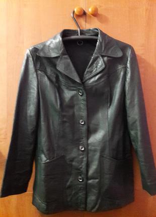 Шикарная кожаная куртка зеленого цвета