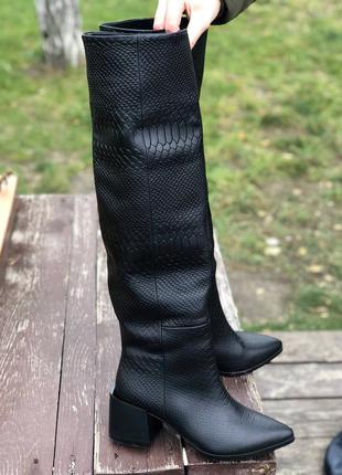 Кожаные сапоги ботфорты трубы с острым носком из натуральной кожи кобра на низком каблуке 6см3 фото