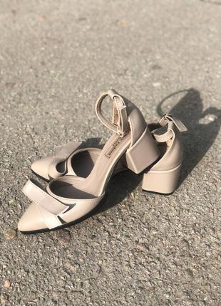 Туфлі човники бежеві з натуральної шкіри, з бантом , з гострим носком на підборі 6 см