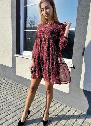 Яскраве шифонове плаття з красивими гудзиками