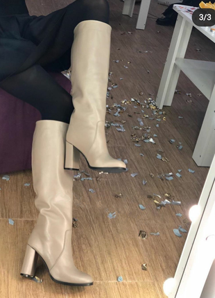 Чоботи труби шкіряні кольору беж на вісоком каблуці кльош 9см