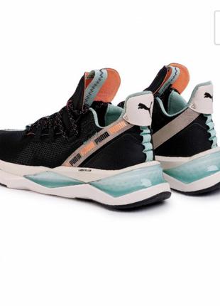 Кросівки жіночі