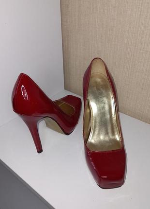 Кожаные стильные лаковые очень удобные туфли красного цвета ❤️