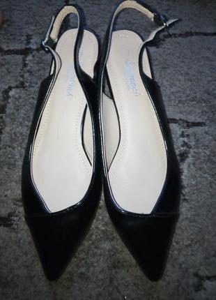 Босоніжки із закритим носком