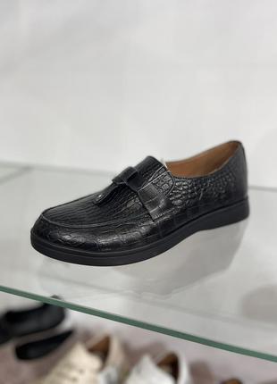 Туфли лоферы из натуральной черной кожи под крокодил