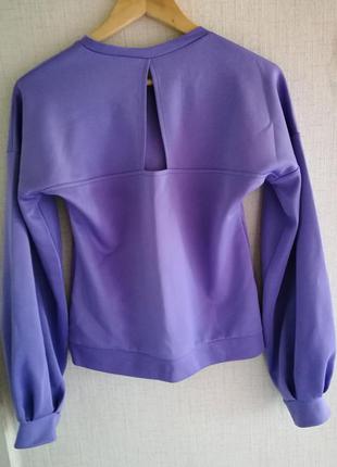 Яркий свитшот, теплая блуза, с вырезом на спине и пышными рукавами