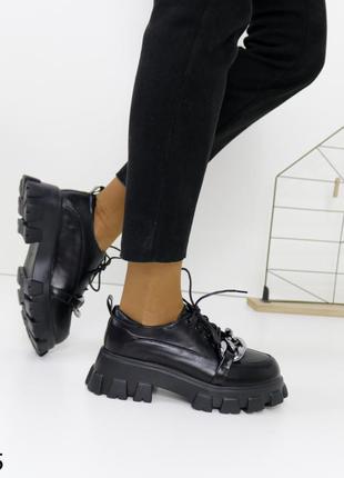 Туфлі жіночі чорні тракторна підошва