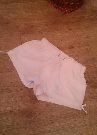 Шорты белые с кружевом на карманах