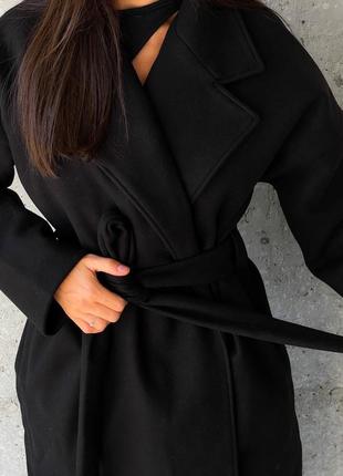 Теплое черное пальто под пояс9 фото