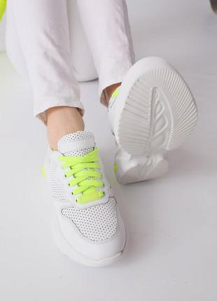 Шкіряні білі кросівки з жовтими вставками5 фото