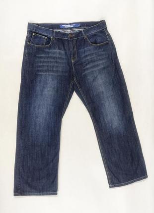Фірмові джинси темно-синього кольору.