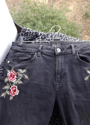 Стрейчевые джинсы с вышивкой3 фото