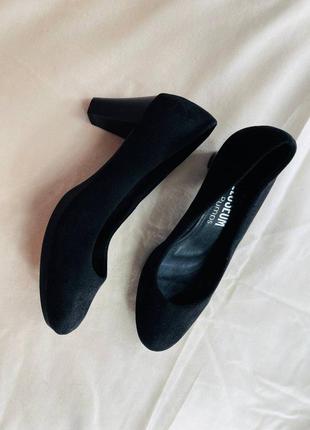 Шикарные черные туфли на каблуке