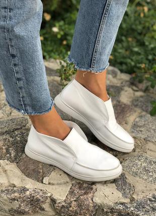 Кожаные женские лоферы белого цвета на белой подошве