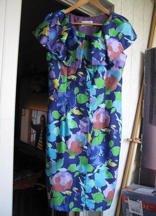 Шикарное платье с воротником-пелериной на яркой атласной подкладке от бренда tessara london