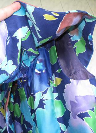 Шикарное платье с воротником-пелериной на яркой атласной подкладке от бренда tessara london7 фото