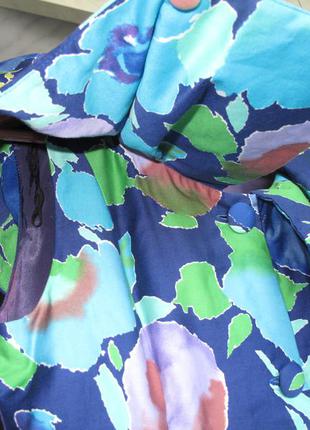 Шикарное платье с воротником-пелериной на яркой атласной подкладке от бренда tessara london4 фото