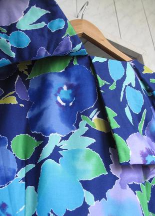 Шикарное платье с воротником-пелериной на яркой атласной подкладке от бренда tessara london6 фото