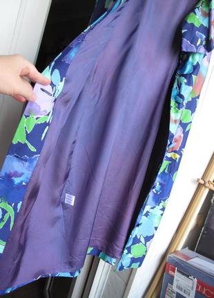Шикарное платье с воротником-пелериной на яркой атласной подкладке от бренда tessara london9 фото