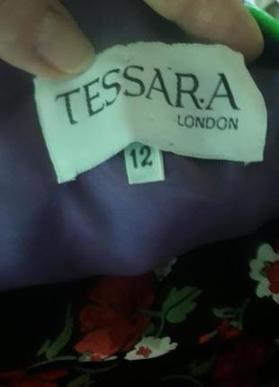 Шикарное платье с воротником-пелериной на яркой атласной подкладке от бренда tessara london10 фото