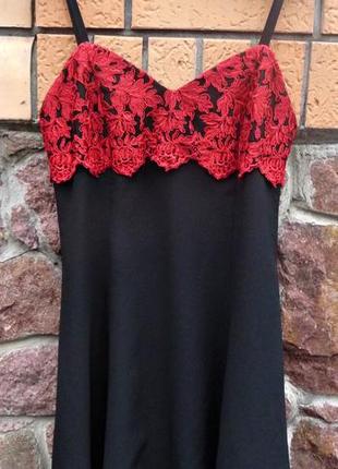 Модное платье с кружевом на бретелях